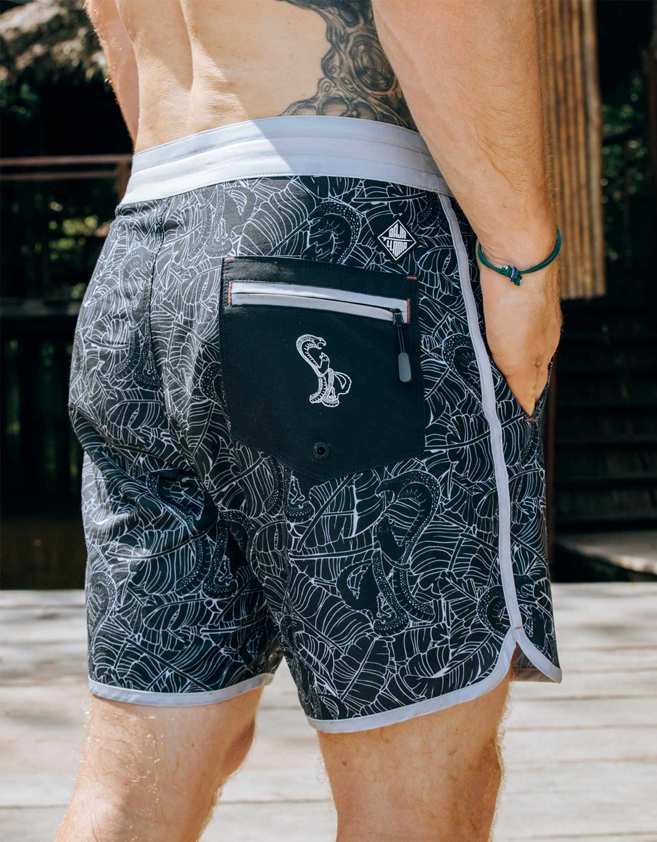FAIR FIGHT BLACK - REMANSO 17" BOARDSHORTS